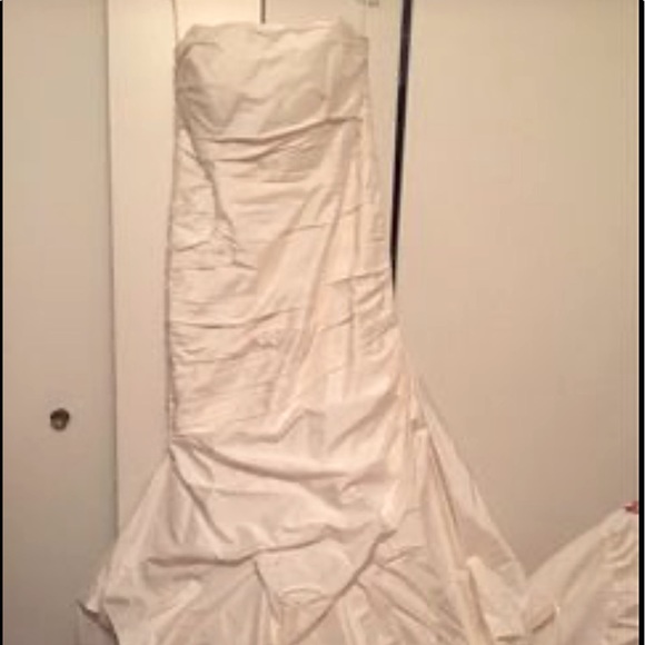 Paloma Blanca Wedding Gown - Picture 2 of 8